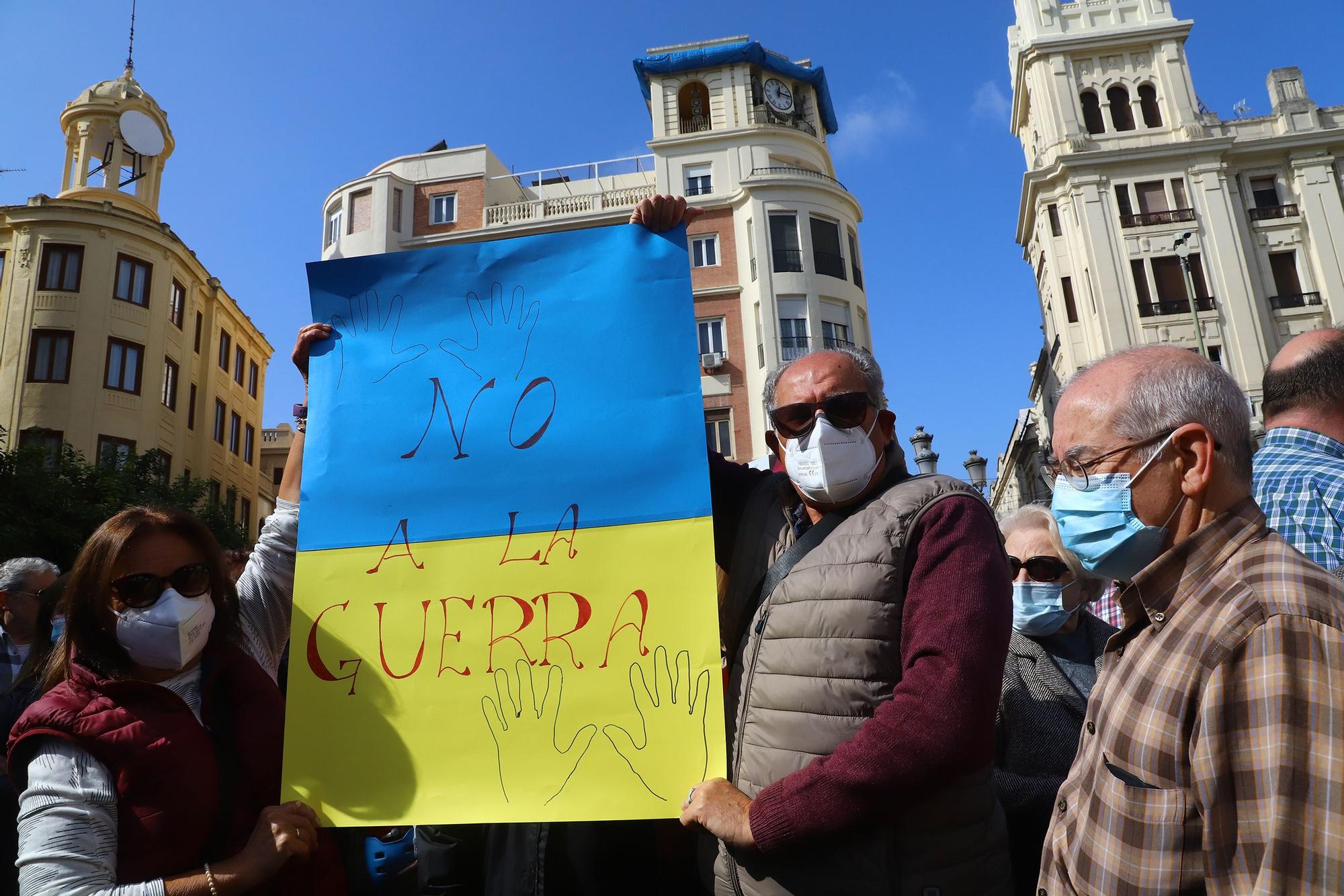 Cientos de personas se concentran contra la guerra en Ucrania en Las Tendillas