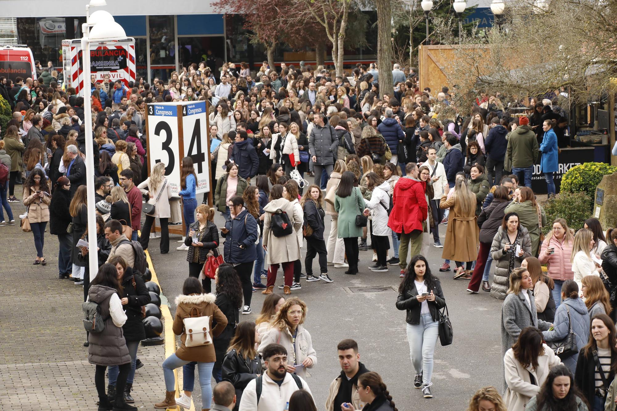 Miles de personas participan en la macrooposición de la sanidad pública asturiana.