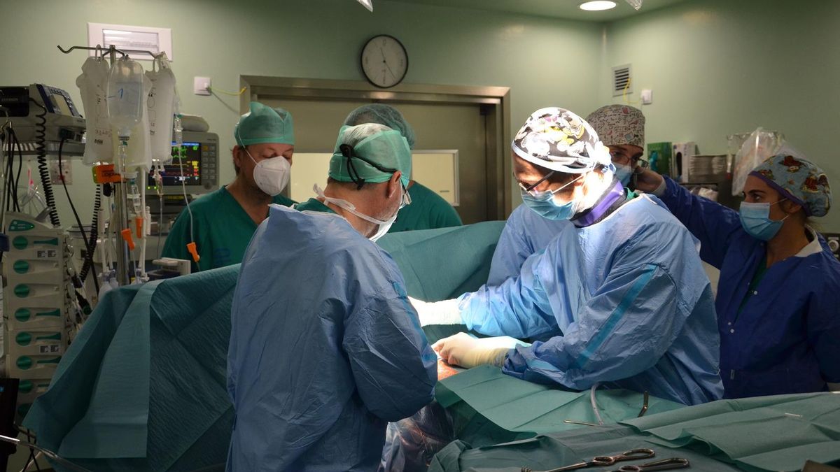 Moment of the surgical technique performed at the Dr. Negrín Hospital Moment of the surgical technique performed at the Dr. Negrín Hospital