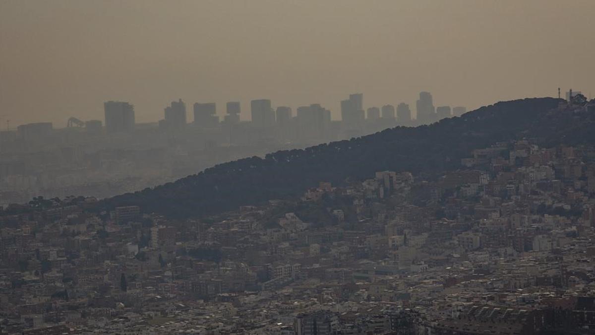 05 03 2021  Barcelona  Contaminacio i calitja per pols en suspensio del Sahara  Foto Robert Ramos