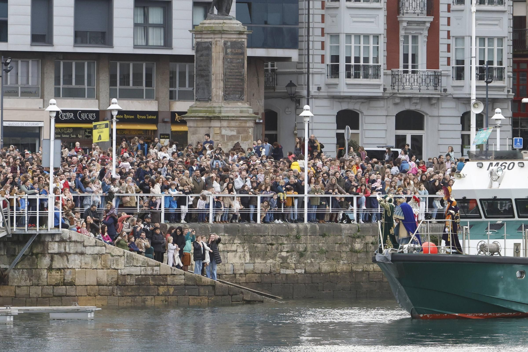 En imágenes: Los Reyes Magos desembarcan en Gijón