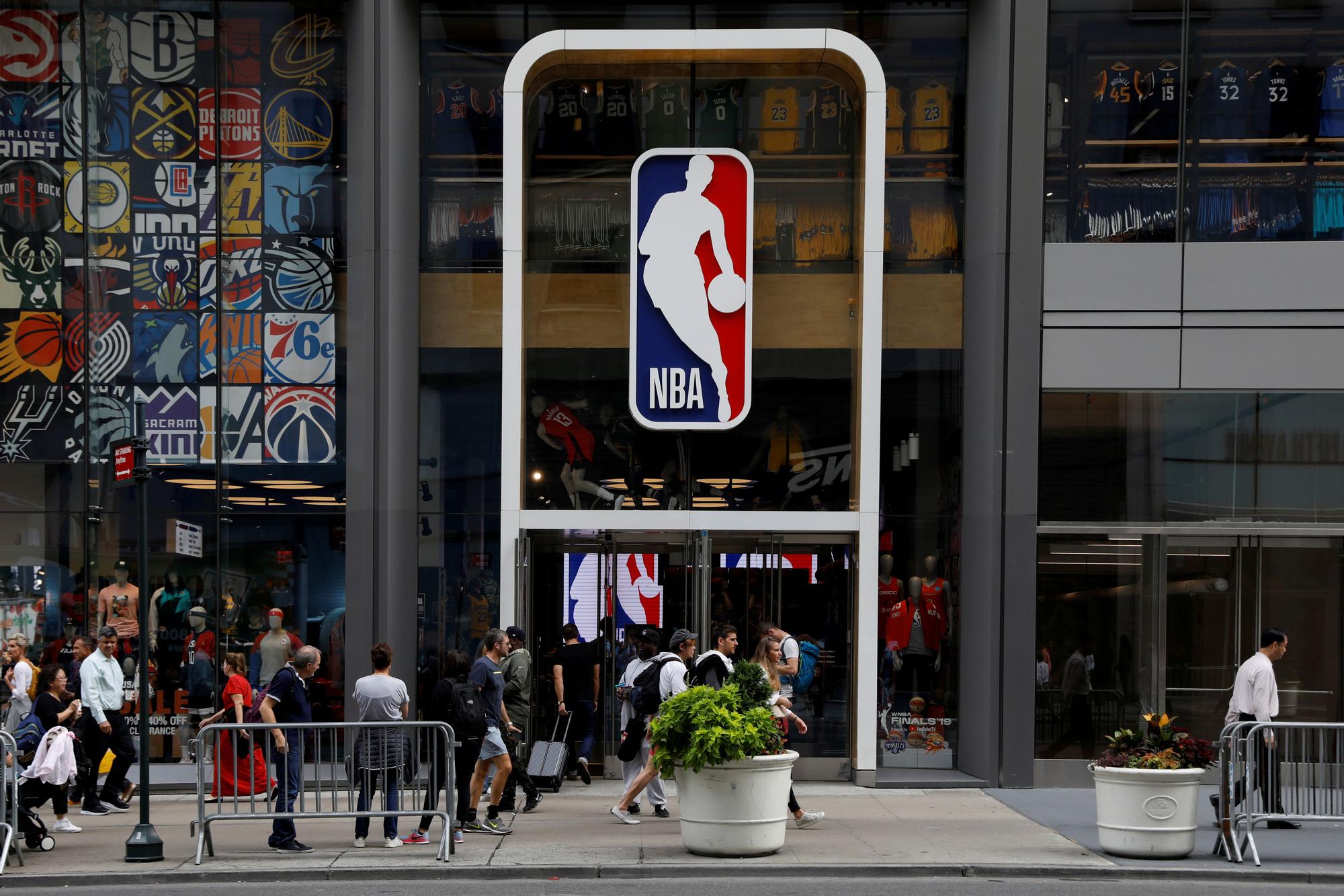 El logo de la NBA en la tienda de Nueva York