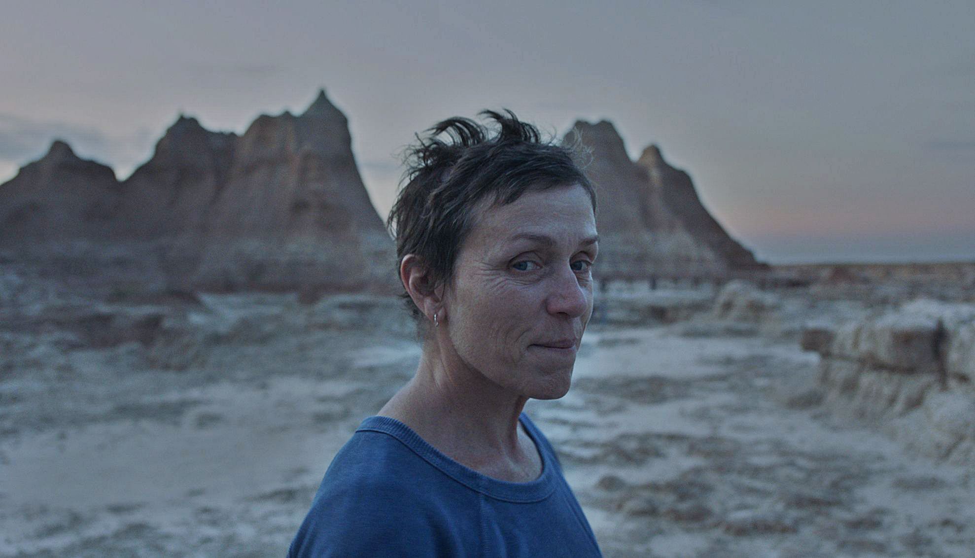 Frances McDormand nun fotograma de Nomadland (2020).