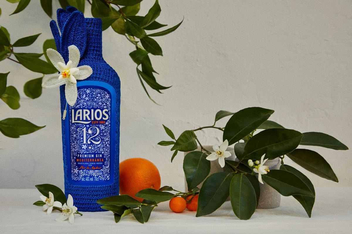 Botella de Larios 12 con croché azul y broche de porcelana de la edición limitada de Leandro Cano