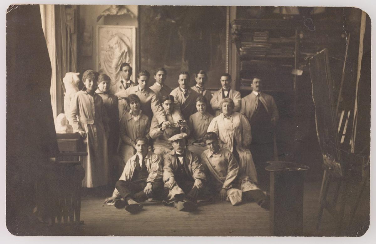 "Cecilio Pla y sus alumnos en el estudio del pintor. HF-6098", de Gonzalo del Campo y del Castillo; Carolina del Castillo, sentada, a la derecha.