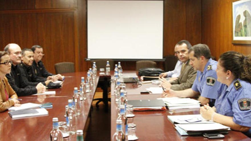 Un  momento de la reunión de ayer de los inspectores y comisarios policiales con Rivero y Amador. i LUIS DEL ROSARIO