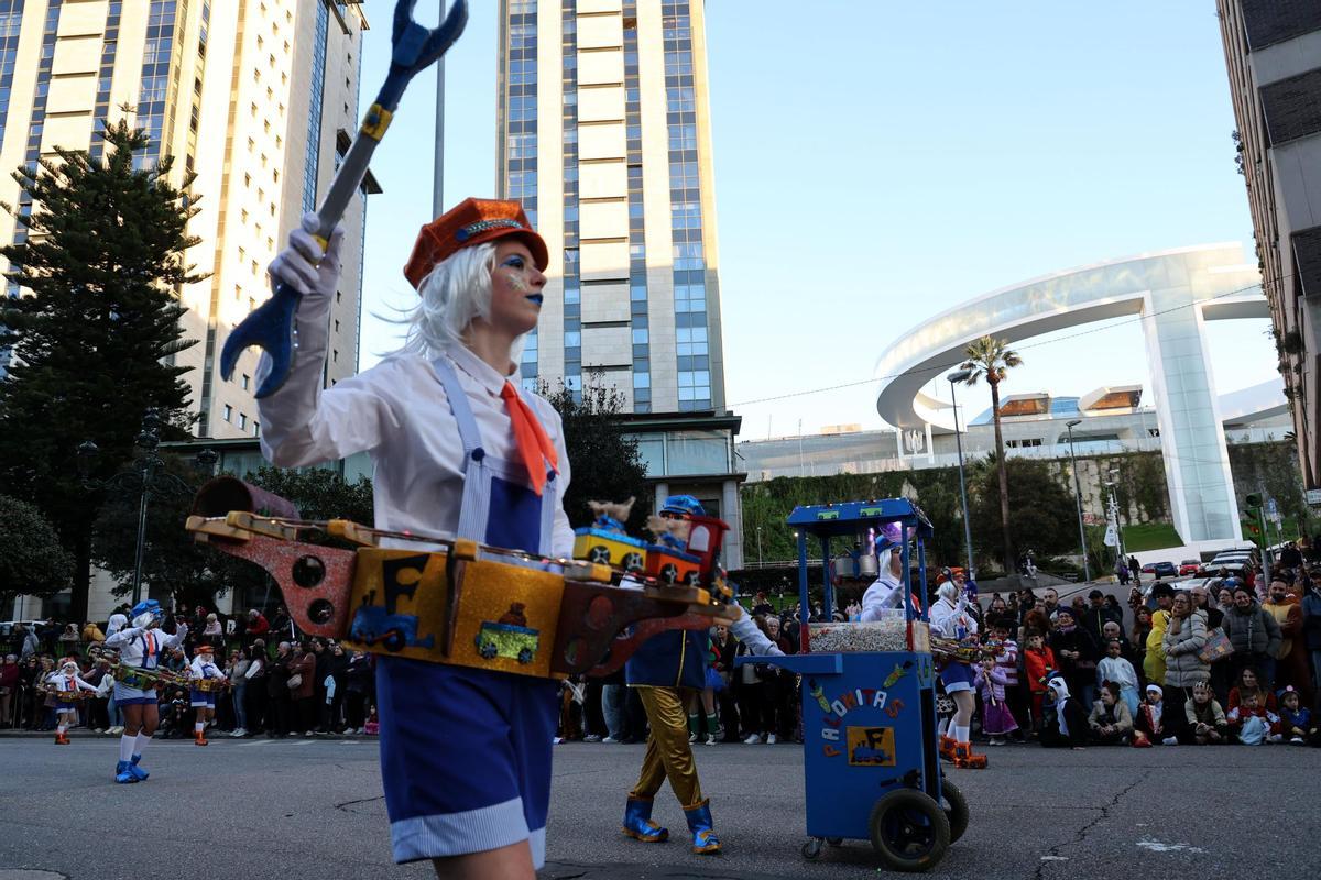 Vigo festeja su Entroido: el desfile de comparsas llena las calles