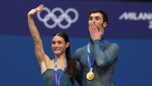 MILAN (Italy), 12/02/2026.- Gold medalists Laurence Fournier Beaudry and Guillaume Cizeron of France celebrate on the podium after the Ice Dance Free Skating of the Figure Skating competitions at the Milano Cortina 2026 Winter Olympic Games, in Milan, Italy, 11 February 2026. (Francia, Italia) EFE/EPA/WU HAO