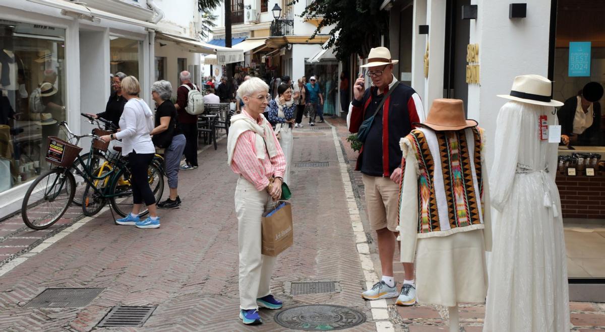 Un grupo de turistas pasea por una de las calles del casco antiguo de Marbella el pasado verano. | L.O.