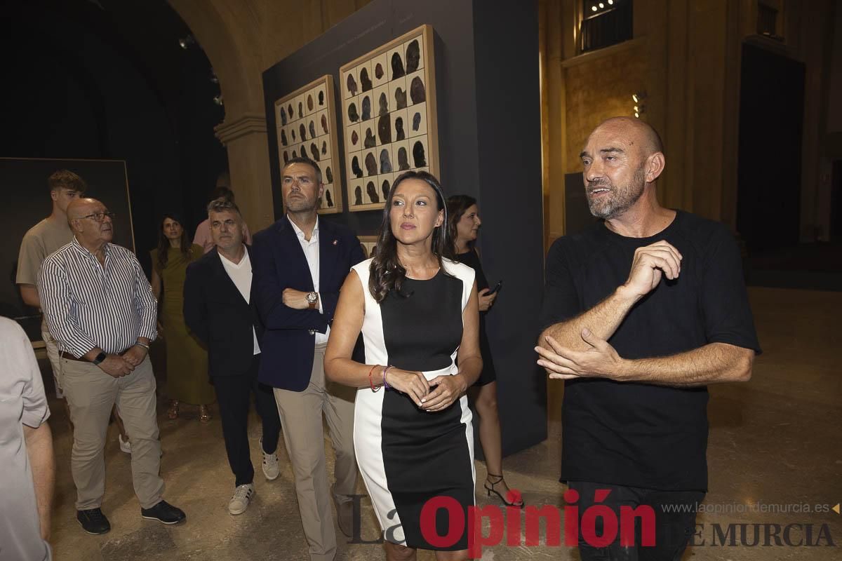 Así es la exposición 'Los Asomados' de Lidó Rico, que llega a Caravaca en su Año Jubilar