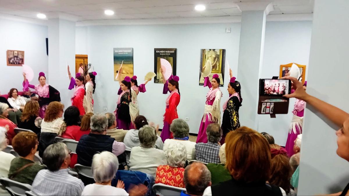 Actuación de la academia de baile de Salva Calderón