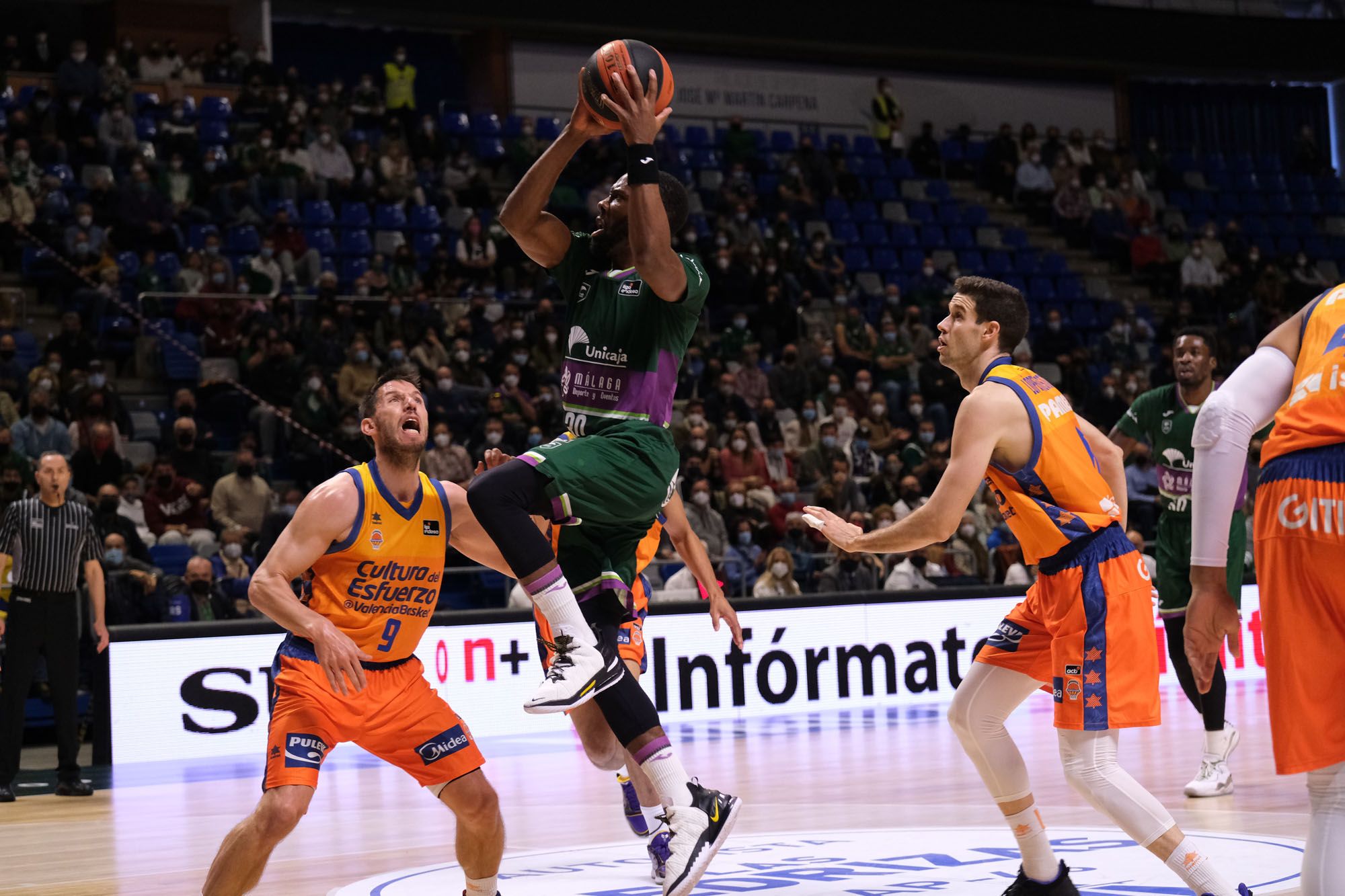 Las imágenes del Unicaja - Valencia Basket de la Liga Endesa.