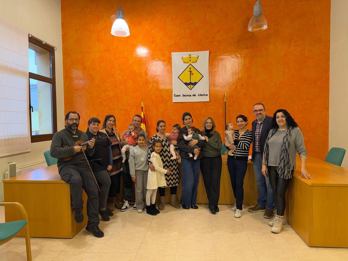 La rebuda es va fer a la Sala de plens de l'Ajuntament, amb l'alcalde Jordi Cargol, a la dreta.