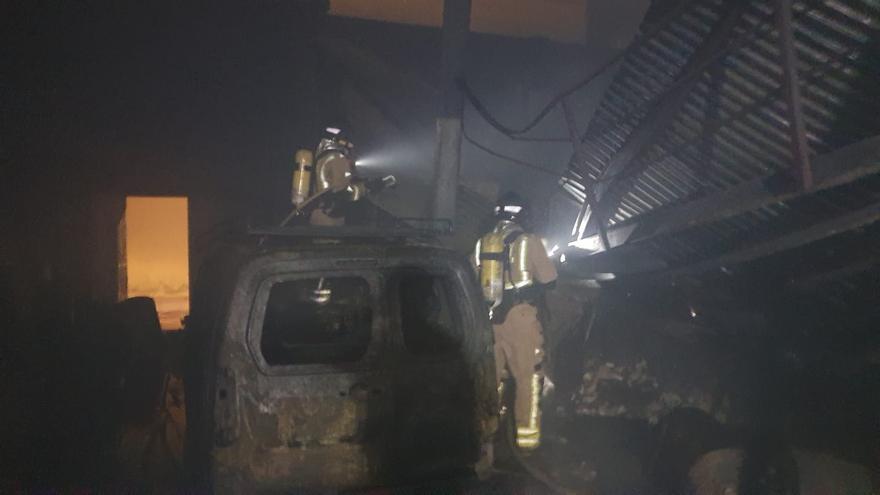 Los Bomberos trabajan desde la noche en un incendio de un almacén en Ceutí