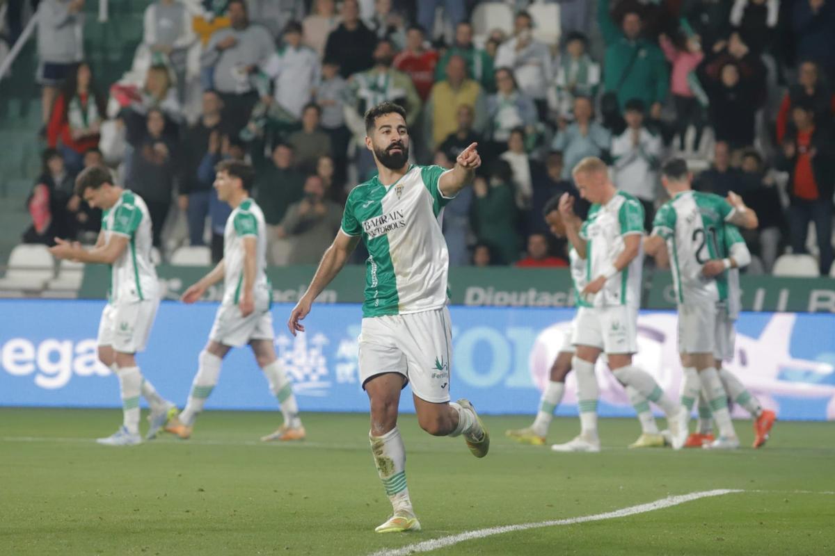 Rubén Alves celebra el un tanto en el transcurso del Córdoba CF-Real Zaragoza.