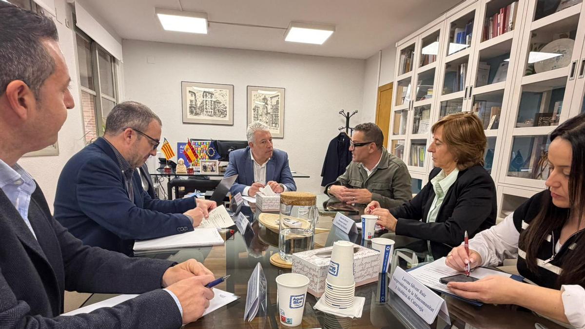 Reunión de la Mancomunitat de l'Horta Sud y Florida centre educatiu con el secretario autonómico de Educación, Daniel McVoy.