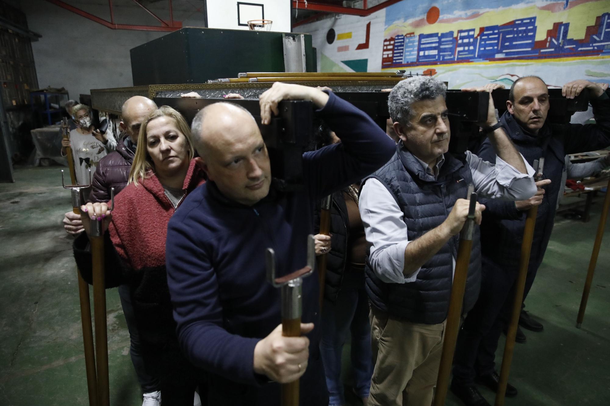En imágenes: así se preparan en la cofradía de la Santa Vera Cruz de Gijón para las procesiones