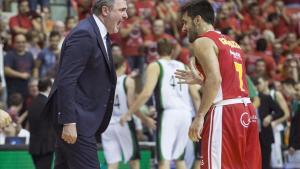 El entrenador del Murcia, Óscar Quintana, grita de alegría al base Campazzo tras su canasta ganadora