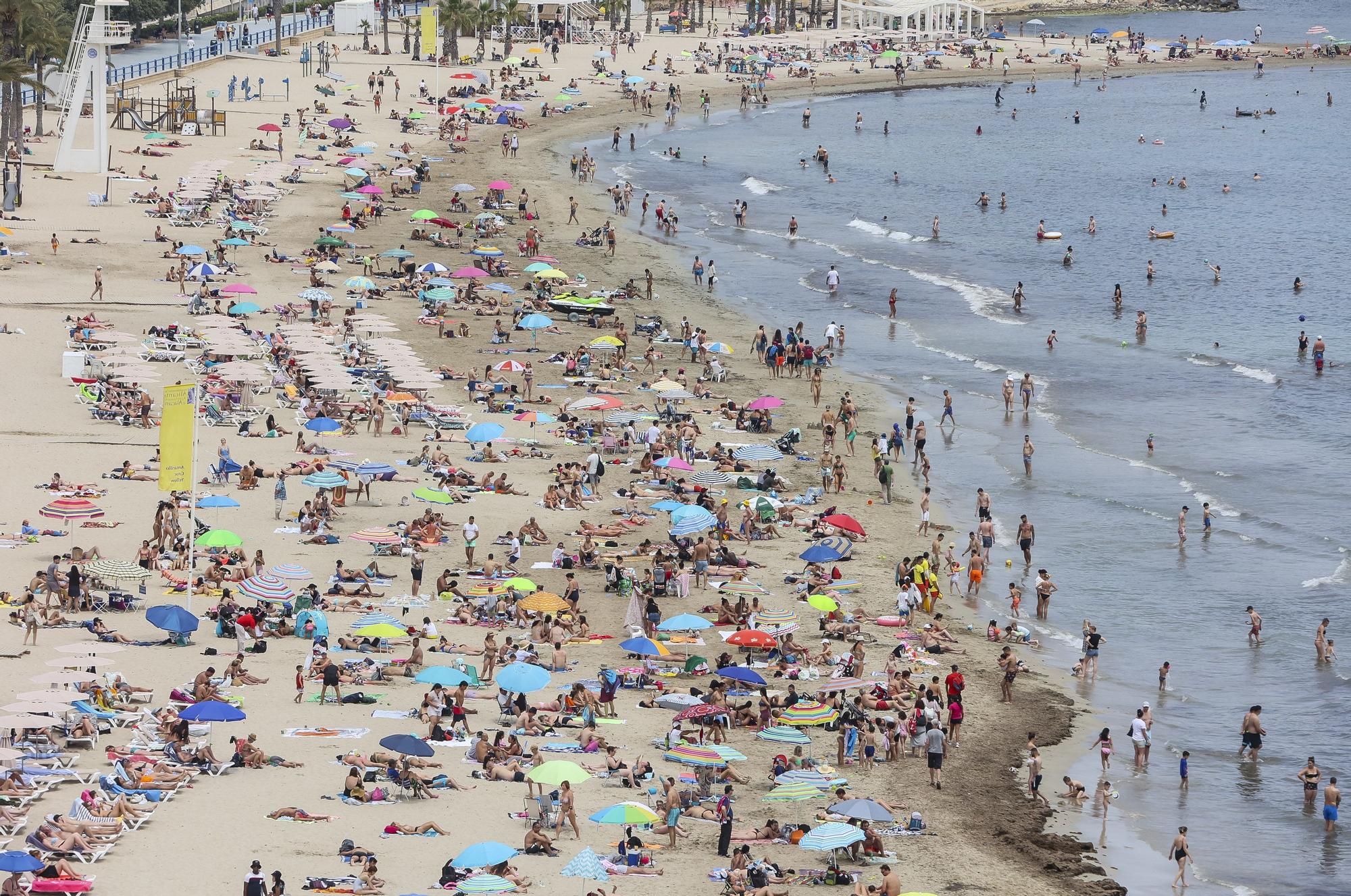 La playa del Postiguet se llena de bañistas