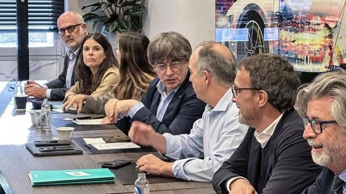 El líder de Junts, Carles Puigdemont, durante una reunión con la cúpula del partido en Waterloo