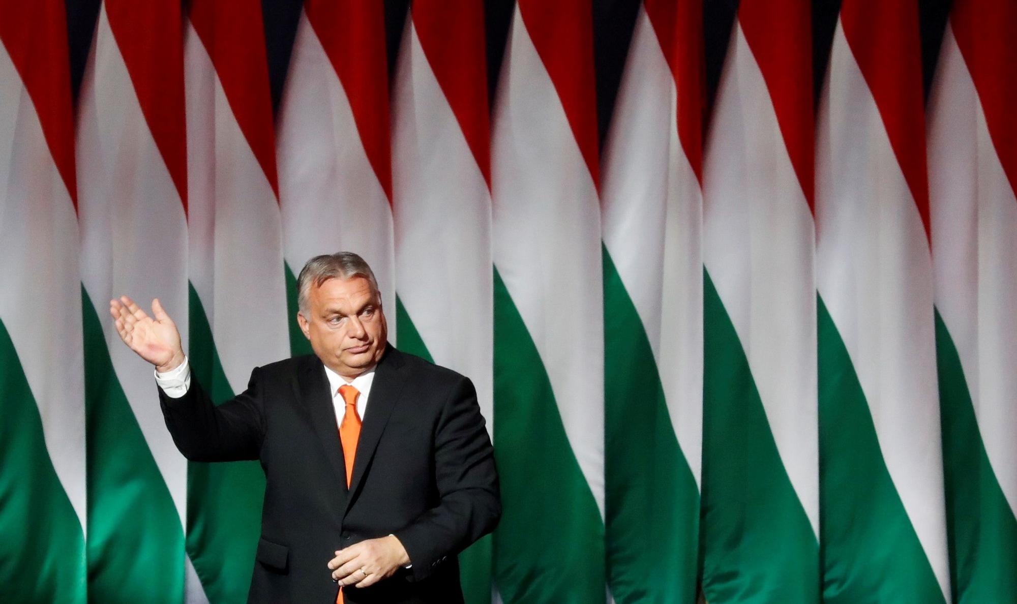 El primer ministro húngaro, Viktor Orbán, saluda durante un acto de su partido en Budapest
