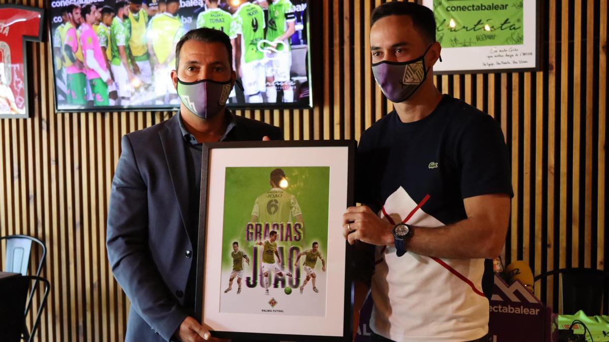 José Tirado y Joao posan con la foto que le ha entregado el club al brasileño