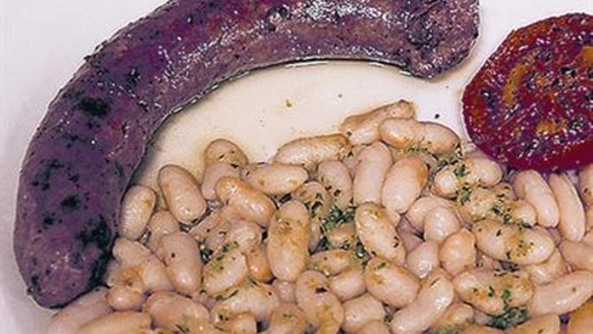 Butifarra con judías blancas, plato tradicional de la cocina catalana.