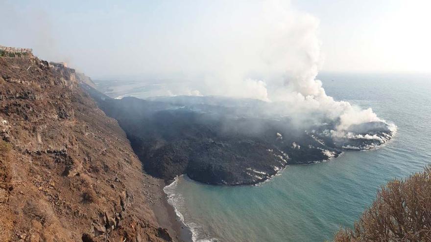 Una tercera boca al volcà de La Palma escup una nova colada de lava pels barrancs