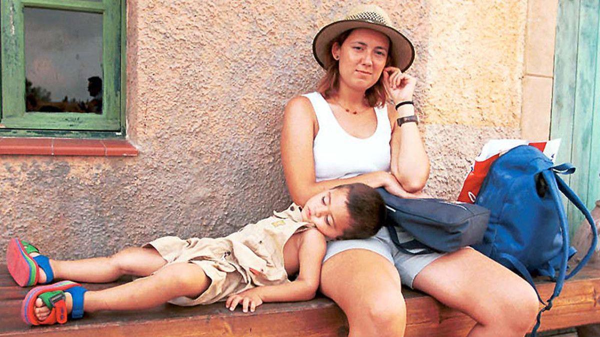 DÍA DE LA MADRE: Un niño descansa en el regazo de su mamá.