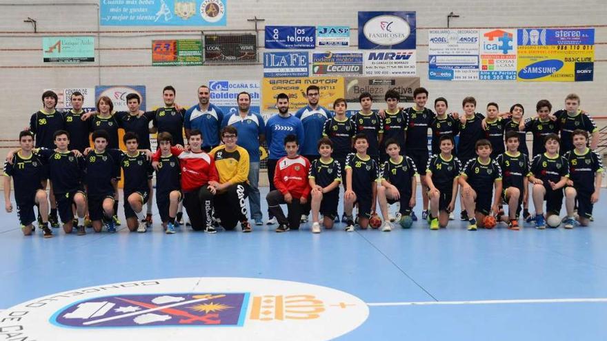 Los integrantes de los equipos cadete e infantil del Luceros Cangas posan, ayer, en el pabellón de O Gatañal. // Gonzalo Núñez