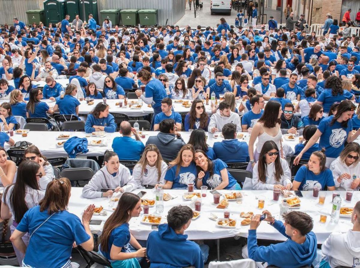 La comida del Aguachumei reunió a más de 700 jóvenes. | SERVICIO ESPECIAL