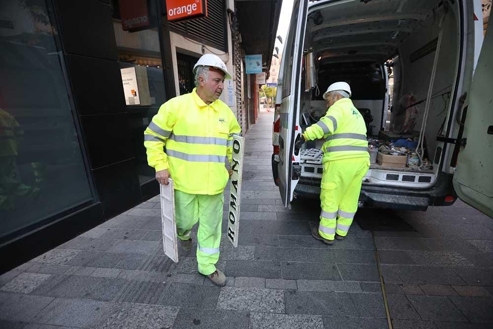 En imágenes el cambio del callejero a Cruz Conde y Vallellano