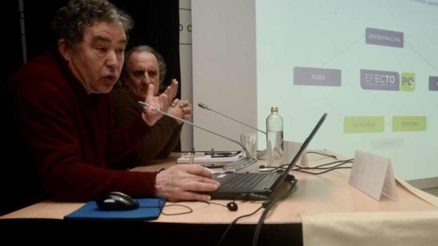 Lores, durante su conferencia en un ciclo del Ateneo de Pontevedra. // Rafa Vázquez