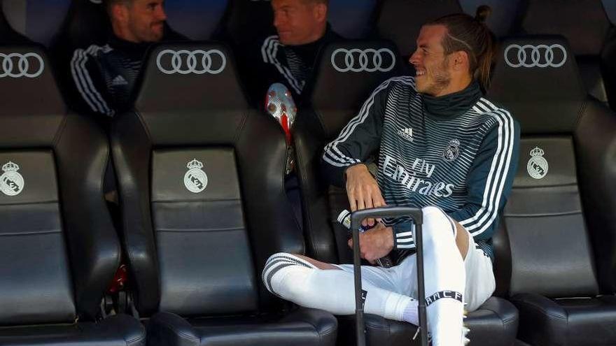 Bale, en el banquillo del Bernabéu, en un partido de la pasada temporada. // Emilio Naranjo