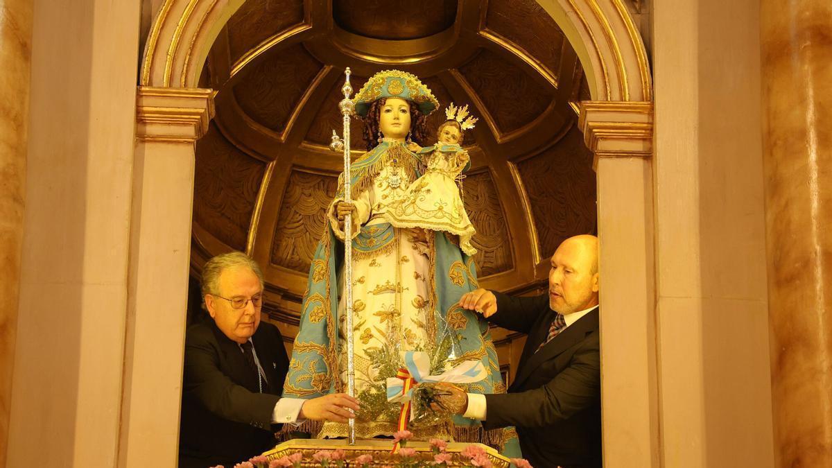 La ofrenda floral, tras el discurso de Juan Carlos Abeigón.