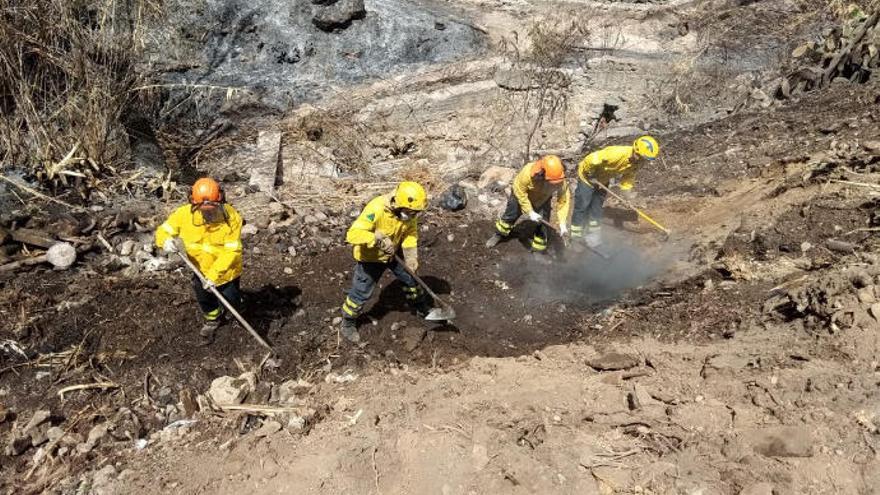 Los puntos calientes retrasan la total extinción del incendio de Fataga