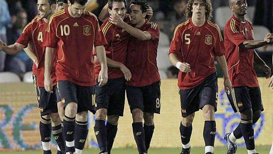 Los jugadores de la selección celebran el gol de Xavi.