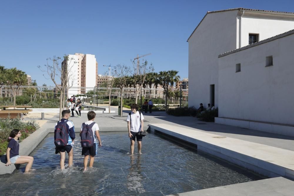 Visitantes y residentes combaten el calor