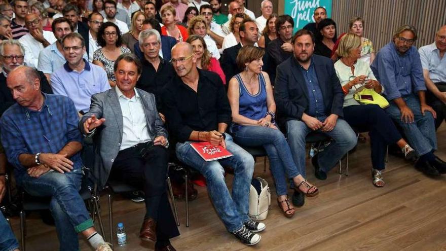 Lluís Llach, Artur Mas, Raúl Romeva, Carme Forcadell y Junqueras, de la candidatura independentista. // Efe