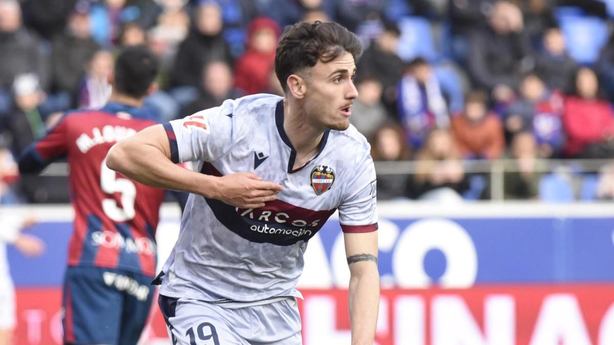 Álex Forés celebra un gol con el Levante