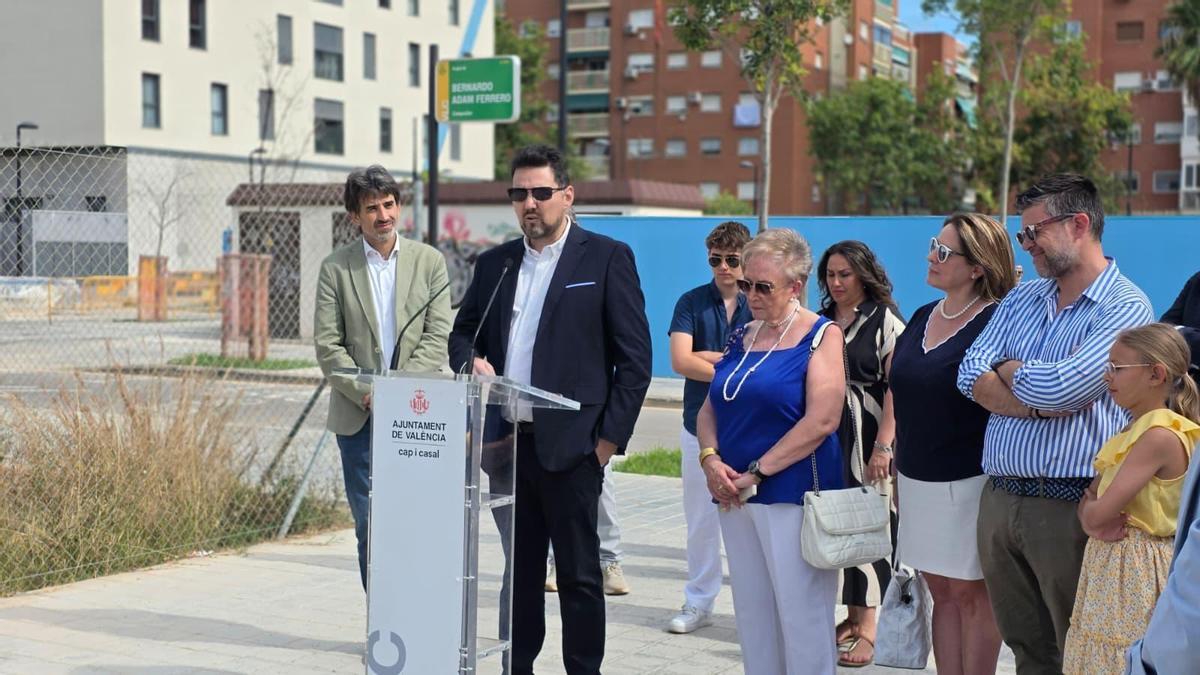 Inauguración de la plaza de Bernardo Adam