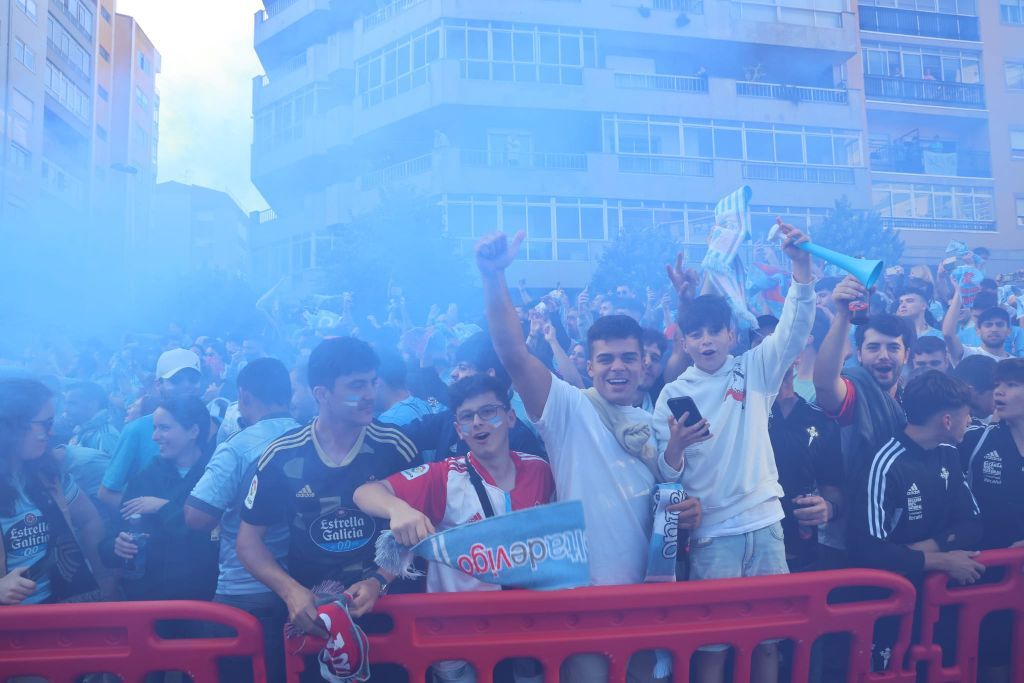 Bengalas, bufandeo y gritos: el celtismo 'lleva en volandas' a los suyos