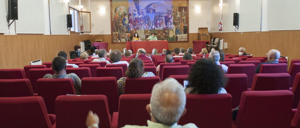 Una de las reuniones de alcaldes previas a las constitución de la Mancomunidad de Benavente y Alfoz. | J. A. G.