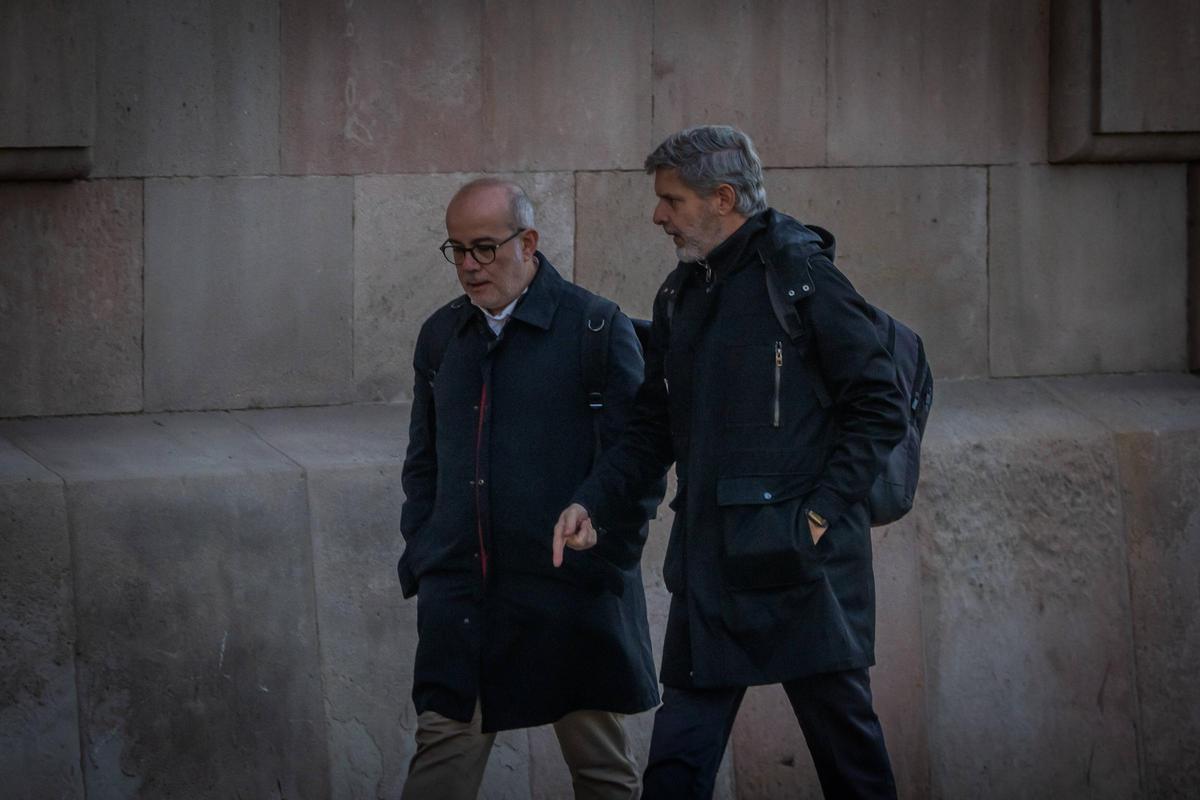 Oriol Lladó (ERC) a las puertas de la Audiencia de Barcelona acompañado por su abogado, Andreu Van Den Eynde