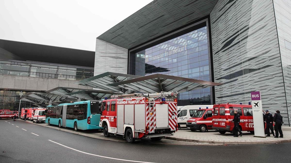 Ambulances and fire trucks are seen on December 6  2020 at Hall 11 of Messe Frankfurt in Frankfurt am Main  western Germany  where people from the Gallus area were evacuated  - A 500 kilogram WWII bomb was found and is to be defused today on December 6  2020  Some 12 800 residents would be affected by the evacuation in a radius of 700 meters  (Photo by Armando BABANI   AFP)