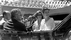 Los príncipes de Mónaco en la Feria de 1966, acompañados por el gobernador civil José Utrerra y su esposa.