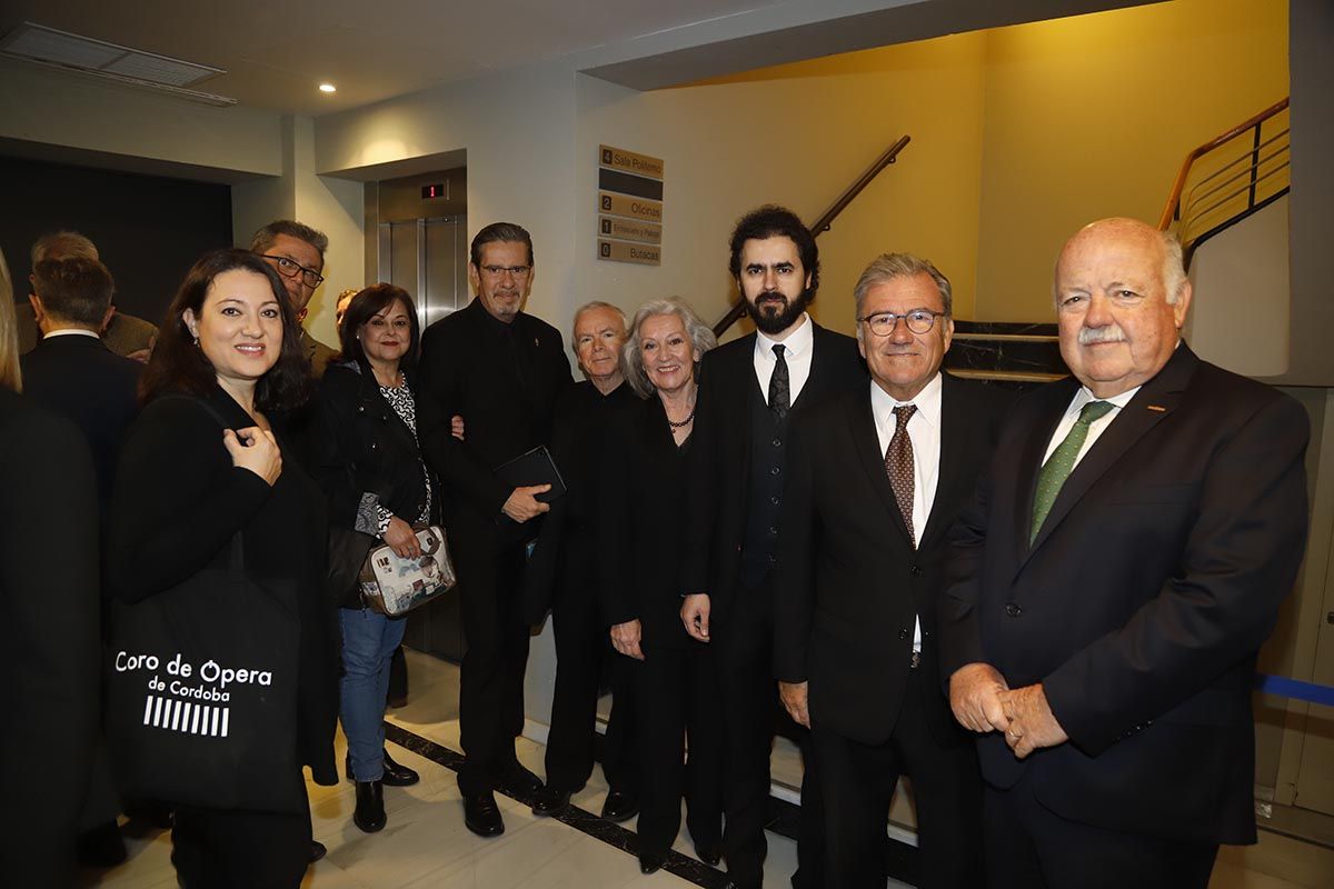 Jesús Aguirre con miembros del Coro de Opera