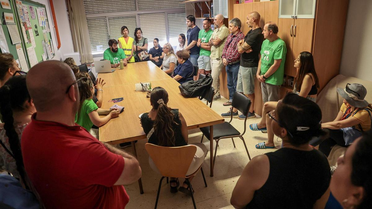 La directiva del  Gastón Castelló comunica su renuncia al claustro.