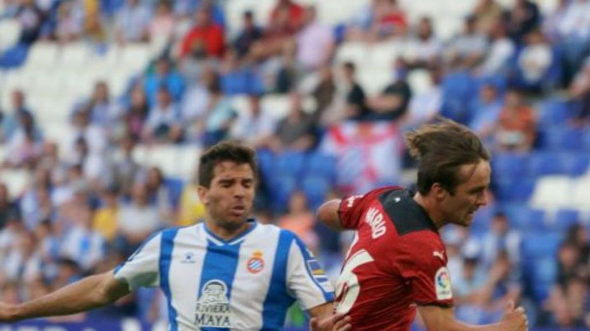 Mario Domínguez cae dentro del área, ayer en Cornellà.  | LALIGA