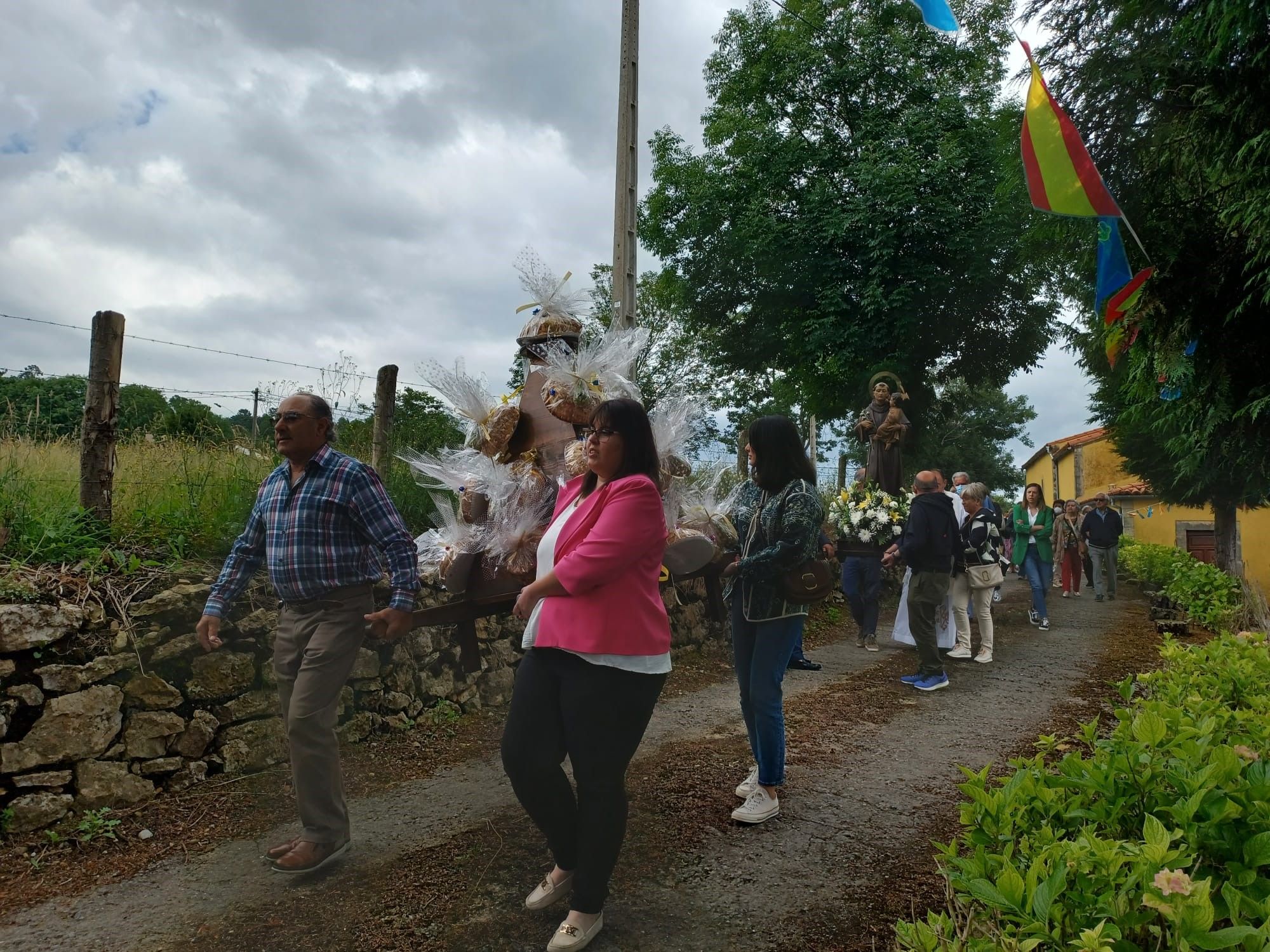 San Antonio emociona en Lieres, que subastó el ramu de roscos almendrados más solidario